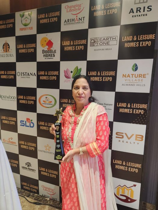 Farzana Shaikh with the award at the expo